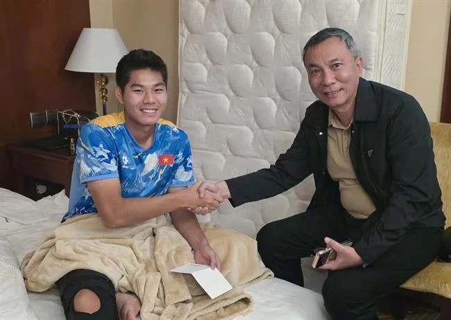 Hình ảnh minh họa bộ phận hỗ trợ khách hàng của daga68 đăng ký, với biểu tượng tai nghe và tin nhắn, trên nền vàng đen, thể hiện sự sẵn sàng hỗ trợ mọi thắc mắc về GDPR.